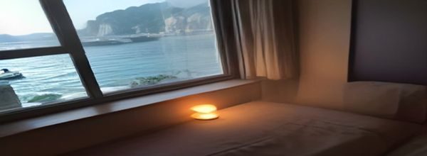 初中生在家中客厅用平板浏览摸摸漫画轻松搞笑分区，屏幕呈现四格漫画，表情轻松愉快